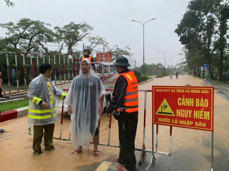 Mưa to cục bộ, nhiều tuyến đường ở xã Hồng Bắc ngập sâu, lực lượng Công an túc trực, cấm người dân đi lại qua khu vực nguy hiểm. Ảnh: Nguyễn Tuấn