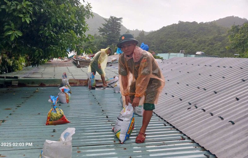 Đồn Biên phòng Cù Lao Chàm (xã Tân Hiệp) giúp nhân dân chằng, chống nhà cửa để phòng, chống bão. Ảnh: Tam Thanh
