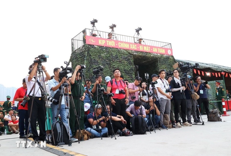 Phóng viên tác nghiệp. Ảnh: TTXVN.
