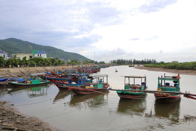 Tàu thuyền được kêu gọi vào bờ, neo đậu an toàn tại khu vực tránh trú bão. Ảnh: Phúc Sơn