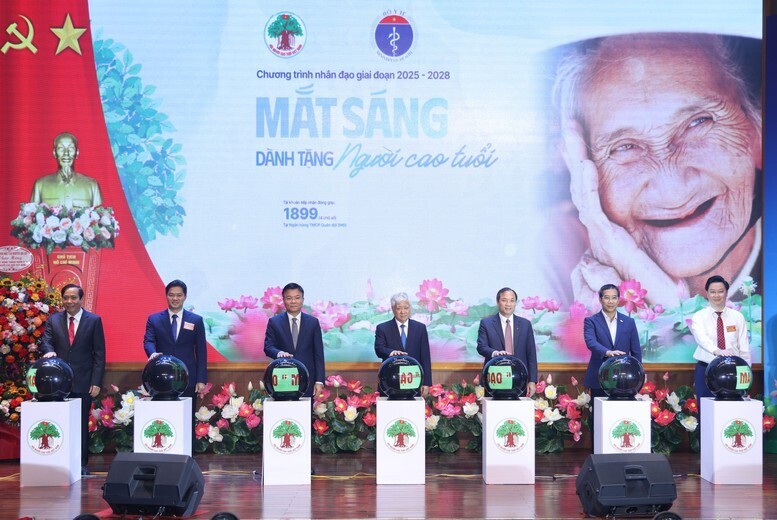 Các đại biểu nhấn nút khởi động chương trình nhân đạo "Mắt sáng cho người cao tuổi" giai đoạn 2025-2028 - Ảnh VGP/Đức Tuân