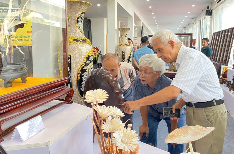 Các nghệ nhân làng nghề tham quan triển lãm chuyên ngành sơn mài, khảm trai. Ảnh: N.H