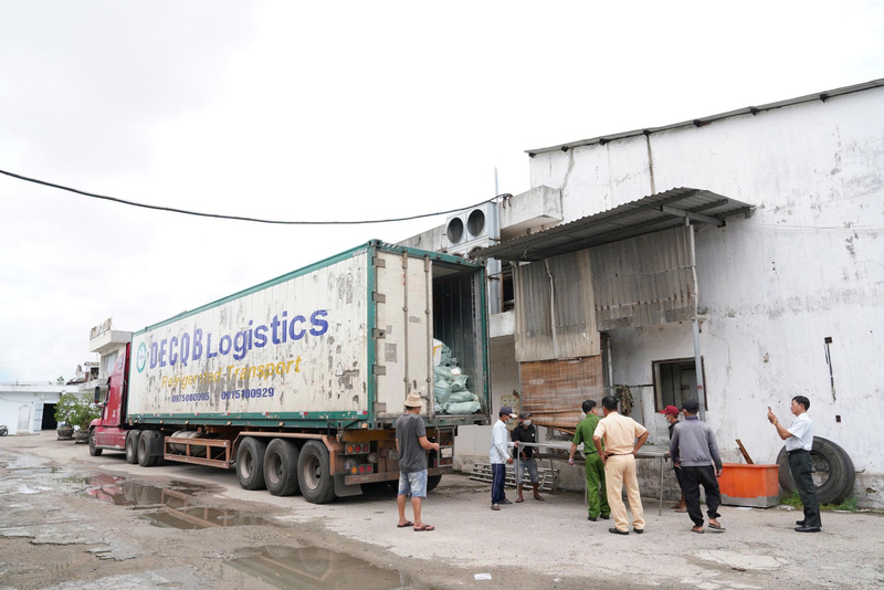 Gần 30 tấn thực phẩm không rõ nguồn gốc trên xe đầu kéo bị lực lượng Công an thành phố Huế tạm giữ. Ảnh: Nguyễn Tuấn