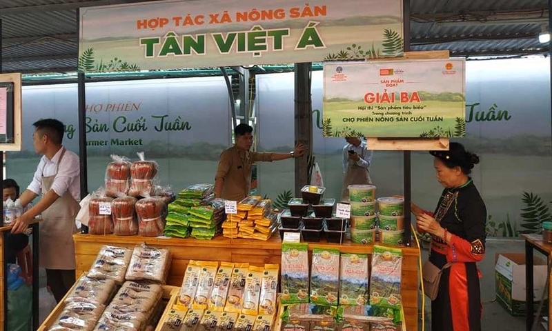 Gian hàng của Hợp tác xã Nông sản Tân Việt Á tham dự phiên chợ nông sản tại Siêu thị GO!Thăng Long (Hà Nội).
