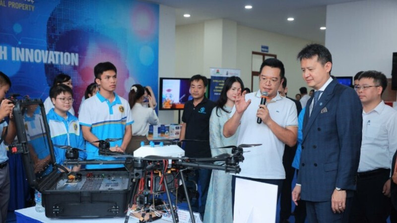 Trong khuôn khổ chuyến thăm và làm việc tại Việt Nam từ 25 - 26/9/2025, ông Daren Tang, Tổng Giám đốc Tổ chức Sở hữu trí tuệ thế giới (WIPO) tham quan các mô hình công nghệ của sinh viên Học viện Bưu chính viễn thông.