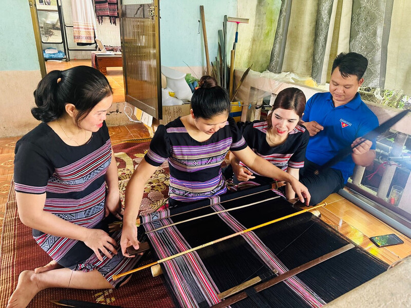 Dệt thổ cẩm truyền thống ở làng Teng, Quảng Ngãi. Ảnh: Đông Huyền