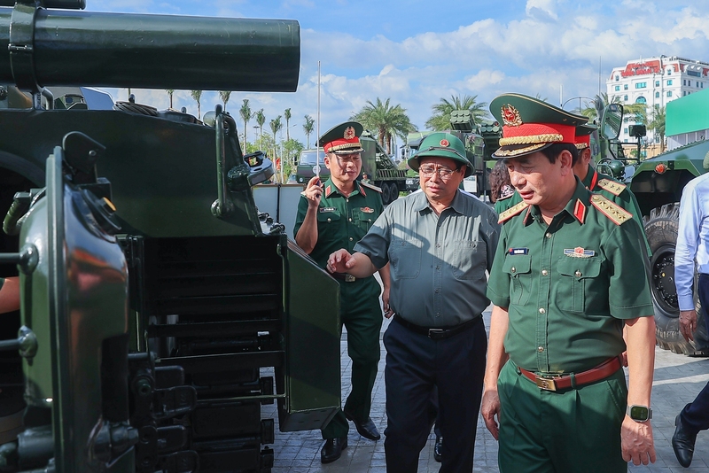 Thủ tướng và Đoàn công tác Chính phủ thăm trưng bày các vũ khí, khí tài. Ảnh: VGP.