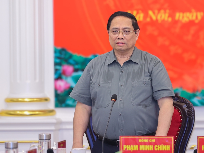 Thủ tướng ghi nhận, biểu dương những kết quả và thành tích nổi bật trong 9 tháng năm 2025 của Bộ Quốc phòng và Tổng cục Công nghiệp quốc phòng đã đạt được. Ảnh: VGP.
