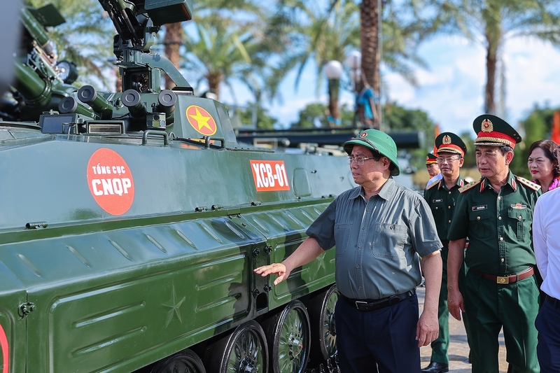 Thủ tướng và Đoàn công tác Chính phủ thăm trưng bày các vũ khí, khí tài. Ảnh: VGP.