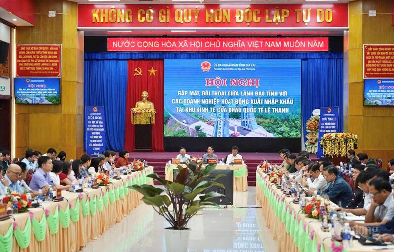 Hội nghị gặp mặt, đối thoại giữa lãnh đạo tỉnh với các doanh nghiệp đang hoạt động xuất nhập khẩu tại Khu kinh tế Cửa khẩu Quốc tế Lệ Thanh. Ảnh: Hiền Mai.