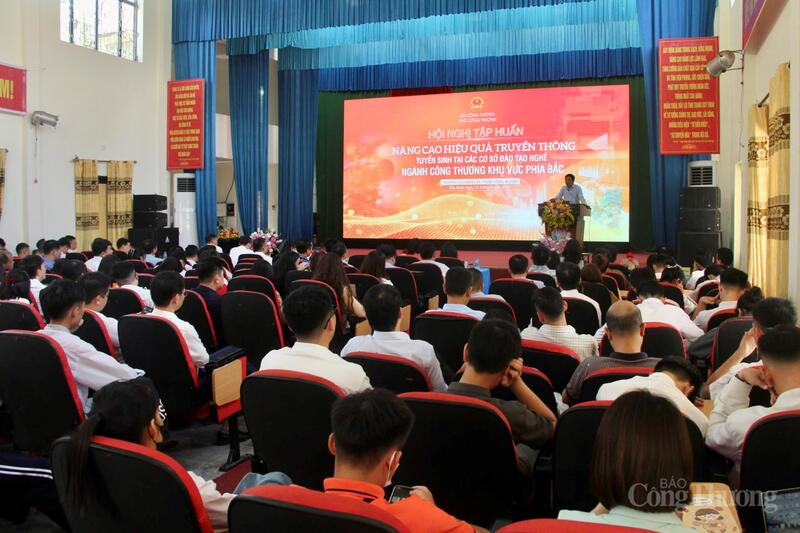 Toàn cảnh Hội nghị tập huấn “Nâng cao hiệu quả truyền thông tuyển sinh tại các cơ sở đào tạo nghề ngành Công Thương khu vực phía Bắc. Ảnh: Phạm Giang