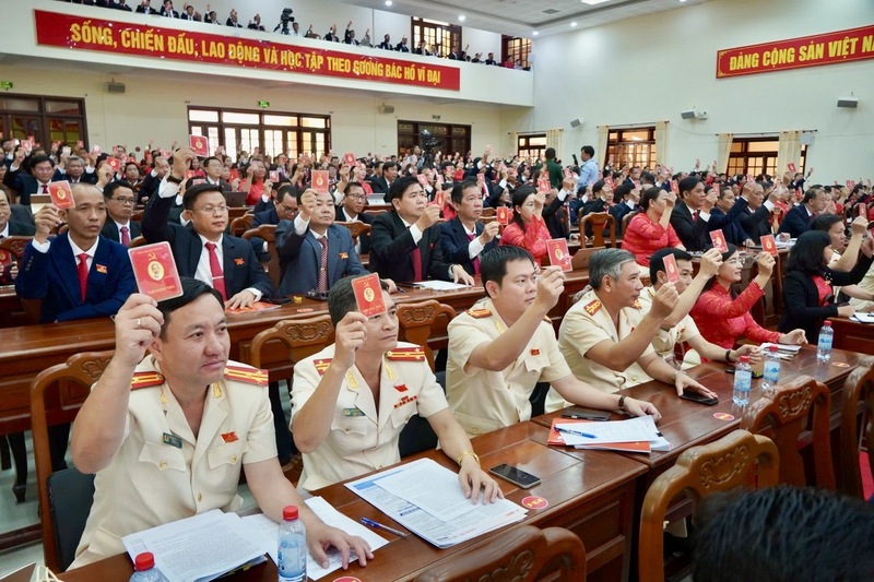 Các đại biểu tham dự biểu quyết