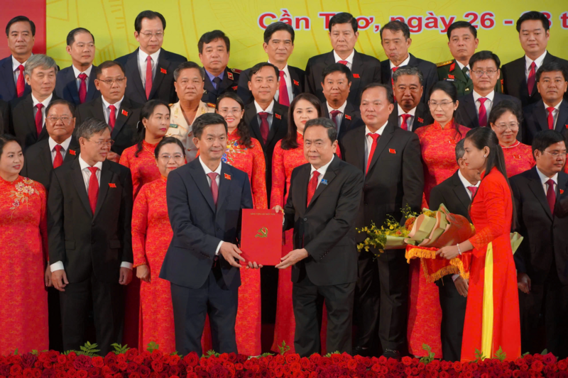 Chủ tịch Quốc hội Trần Thanh Mẫn trao quyết định của Bộ Chính trị cho tân Bí thư Thành ủy Cần Thơ nhiệm kỳ 2025 - 2030 Lê Quang Tùng.