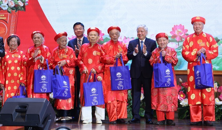 Chủ tịch Ủy ban Trung ương Mặt trận Tổ quốc Việt Nam Đỗ Văn Chiến và Phó Thủ tướng Lê Thành Long trao quà mừng thọ 10 cụ trên 90 tuổi - Ảnh: VGP/Đức Tuân