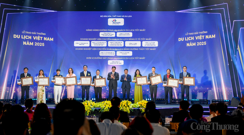 Phó Chủ tịch Ủy ban Văn hóa và Xã hội của Quốc hội Tạ Văn Hạ và Thứ trưởng Hồ An Phong trao các hạng mục vận chuyển hành khách tốt nhất.