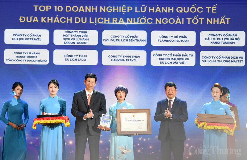 Đại diện Flamingo Redtours được vinh danh.