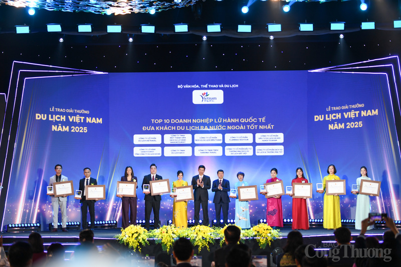 Phó Chủ tịch Ủy ban Văn hóa và Xã hội của Quốc hội Tạ Văn Hạ và Thứ trưởng Hồ An Phong trao top 10 Doanh nghiệp lữu hành quốc tế đưa khách du lịch ra nước ngoài tốt nhất.