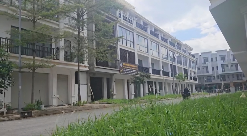 Nhiều căn biệt thự tại khu đô thị SingGarden bị bỏ hoang, chưa có người ở. Ảnh: Văn Thi