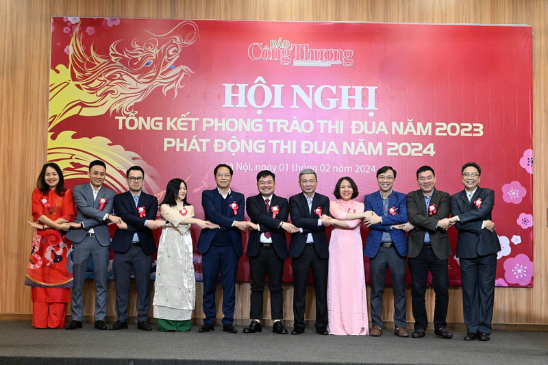 Các đơn vị thuộc Báo Công Thương giao ước thi đua - Ảnh: Cấn Dũng