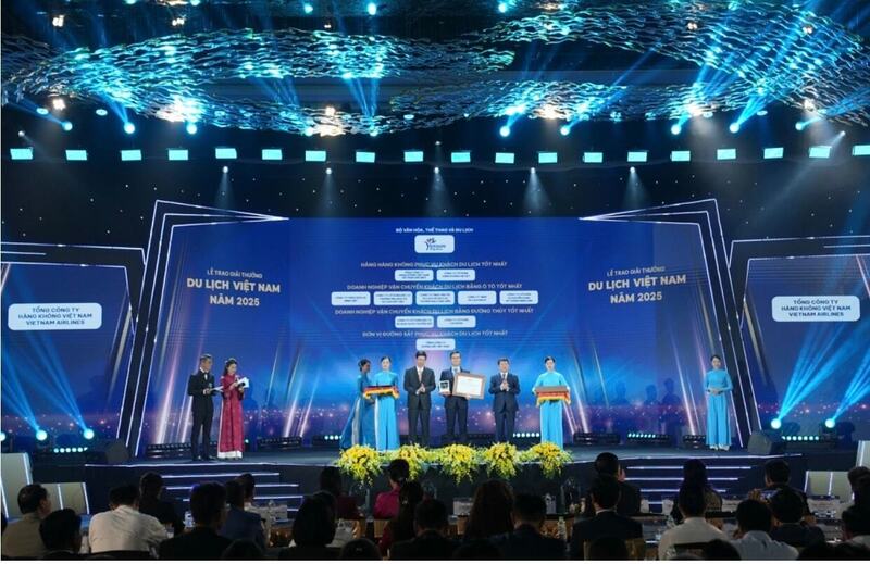 Vietnam Airlines được vinh danh “Hãng hàng không phục vụ khách du lịch tốt nhất” năm 2025.