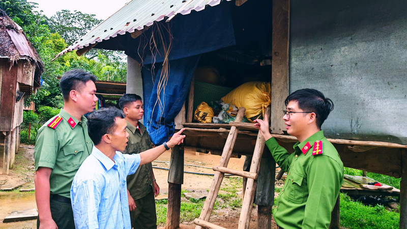 Lực lượng chức năng các xã miền núi Đà Nẵng chủ động công tác hỗ trợ người dân phòng chống bão số 10. Ảnh: Xã A Vương.