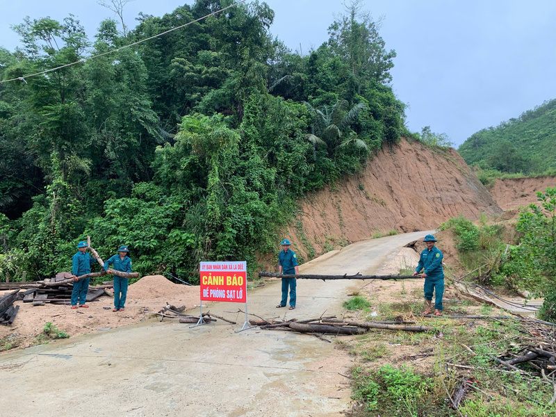 Không để người dân, phương tiện lưu thông qua các tuyến đường có nguy cơ sạt lở cao. Ảnh: Xã La Dêê.
