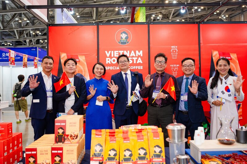 Đại diện Công ty TNHH Thương mại Dịch vụ Nông trại EDE và Simexco Đắk Lắk khi đưa cà phê Robosta vào thị trường Hàn Quốc. Ảnh: Danh Hữu