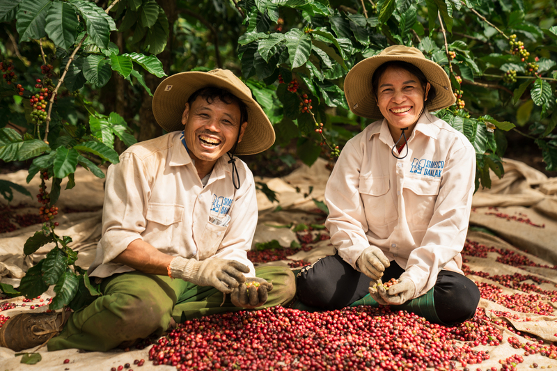 Nông dân vui mừng vì sản phẩm cà phê được mùa, được giá. Ảnh: NH