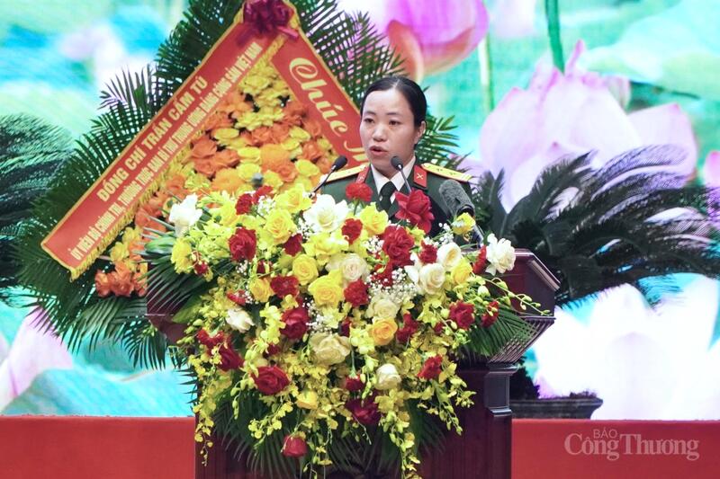 Trung tá Lê Thị Hằng trình bày báo cáo thành tích điển hình tiên tiến tại Đại hội Thi đua Quyết thắng toàn quân 2025. Ảnh: Minh Trang