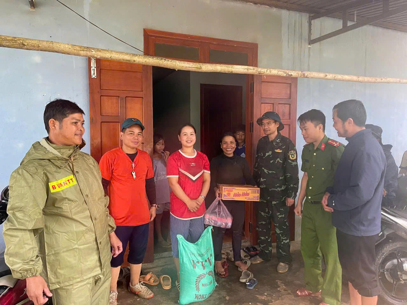 12 người dân thôn Aur phải ở lại trung tâm xã A Vương khi nước suối dâng cao, cô lập với bản làng. Ảnh: Xã A Vương