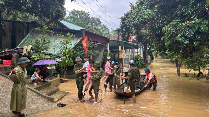 Lực lượng Công an nỗ lực sơ tán người dân đến nơi an toàn. Ảnh: Công an Thanh Hóa