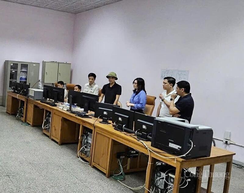 Đoàn công tác làm việc tại Phòng điều khiển trung tâm Nhà máy thủy điện Chi Khê