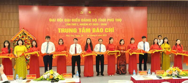 Các đại biểu cắt băng khai trương Trung tâm báo chí phục vụ Đại hội đại biểu Đảng bộ tỉnh lần thứ I, nhiệm kỳ 2025 – 2030.