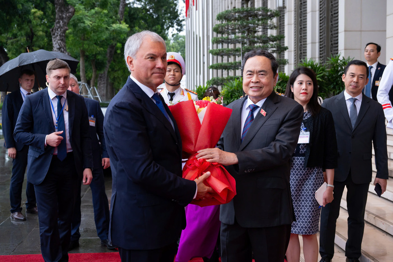 Chủ tịch Quốc hội Trần Thanh Mẫn đón Chủ tịch Duma Quốc gia Quốc hội Liên bang Nga Vyacheslav Volodin. Ảnh: VPQH