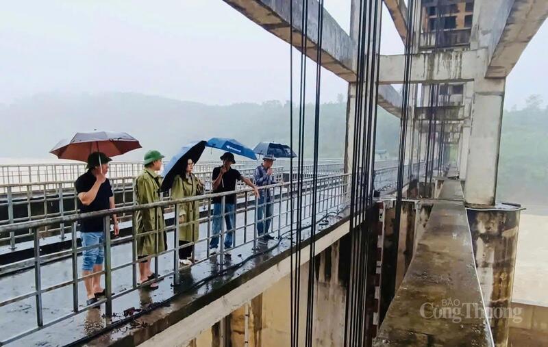 Đoàn công tác làm việc tại Đập Thủy điện Chi Khê.
