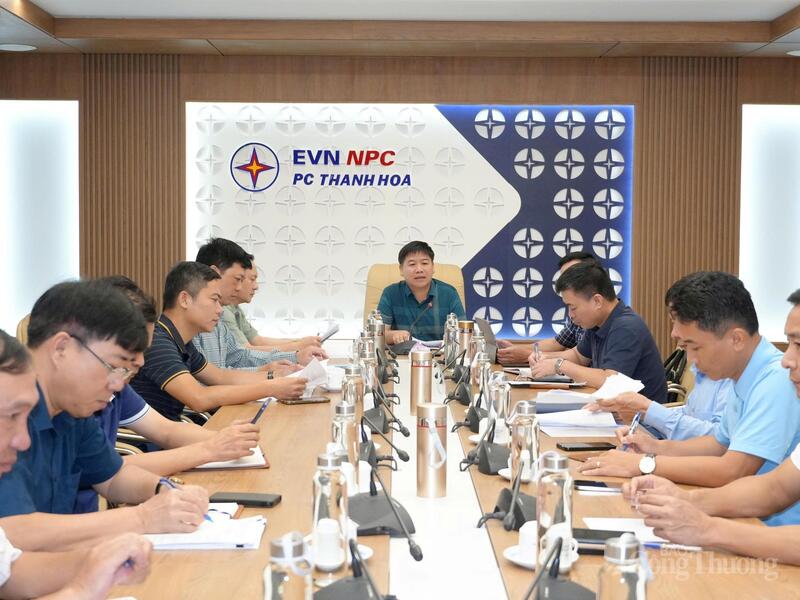 Ông Bùi Xuân Thành, Trưởng Ban An toàn EVNNPC kiểm tra công tác chuẩn bị ứng phó cơn bão số 10 tại PC Thanh Hóa