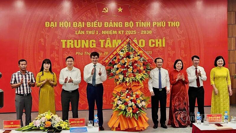 Lãnh đạo UBND tỉnh Phú Thọ tặng hoa chúc mừng khai trương Trung tâm báo chí.