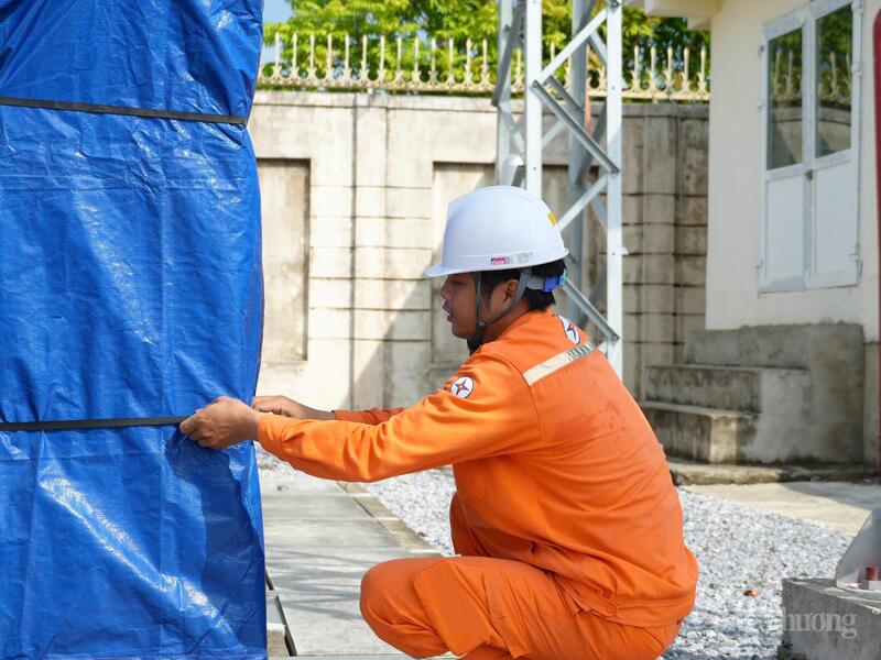 Cán bộ PC Thanh Hóa gia cố bảo vệ thiết bị điện.