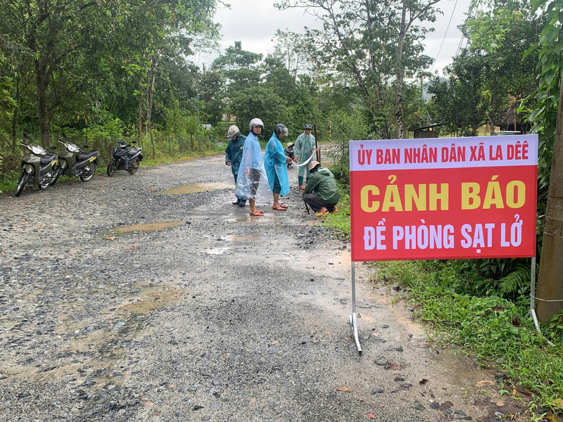 Xã La Dêê đã tiến hành giăng dây, đặt biển cảnh báo để người dân chủ động trong việc lưu thông qua đây. Ảnh: Xã La Dêê