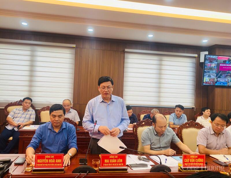 Ông Mai Xuân Liêm, Phó Chủ tịch UBND tỉnh Thanh Hóa báo cáo công tác phòng, chống bão số 10 trên địa bàn