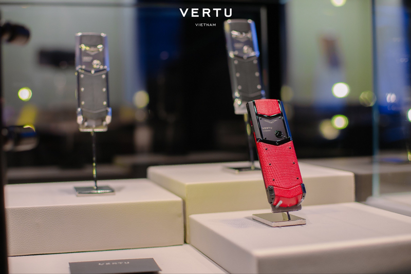 Nhiều phiên bản Vertu Signature V 4G đang được trưng bày tại Vertu Việt Nam