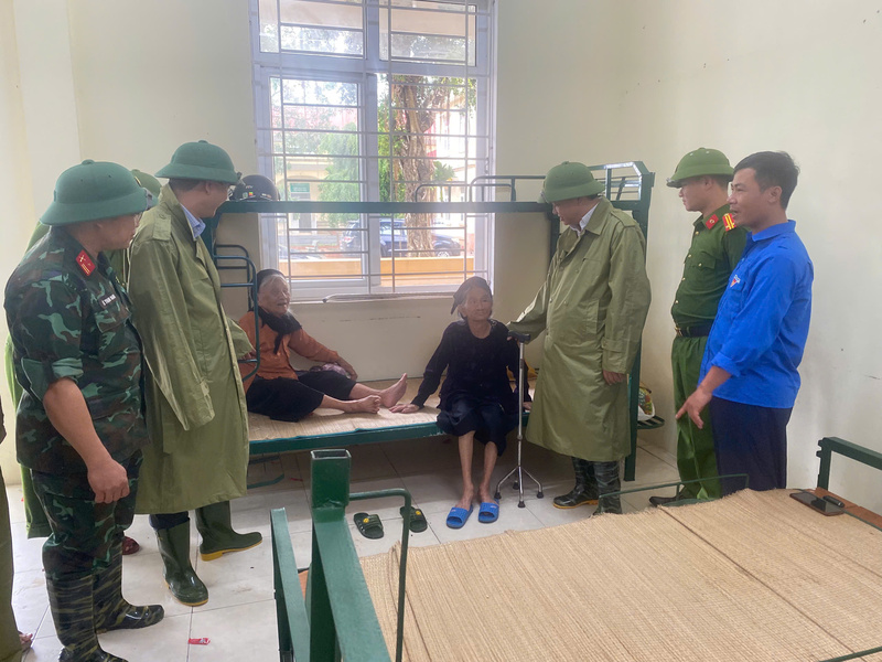 Tại phường Ngọc Sơn, nhiều cụ già đã được sơ tán đến nơi an toàn, lực lượng chức năng đã nhanh chóng có mặt thăm hỏi, đảm bảo mọi điều kiện tốt nhất cho nhân dân. Ảnh: Công an Thanh Hóa