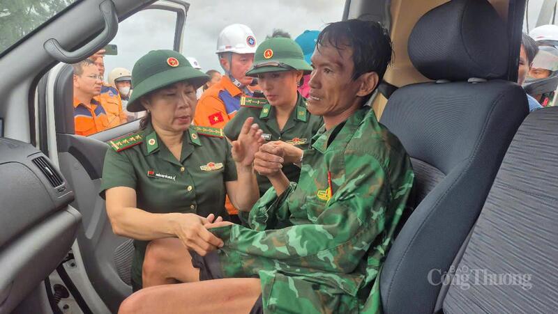 Các thuyền viên được tìm thấy được đưa vào bờ chăm sóc sức khoẻ.