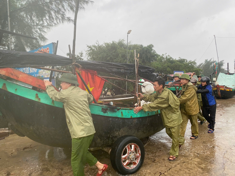 Khu vực ven biển, tàu thuyền của người dân được lực lượng Công an hỗ trợ di chuyển về nơi tập kết an toàn. Ảnh: Công an Thanh Hóa