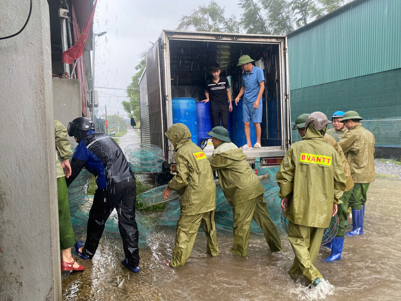 Nhiều ngư cụ nằm trong điểm ngập úng, được lực lượng chức năng cùng người dân di chuyển, tránh thiệt hại cho nhân dân. Ảnh: Công an Thanh Hóa