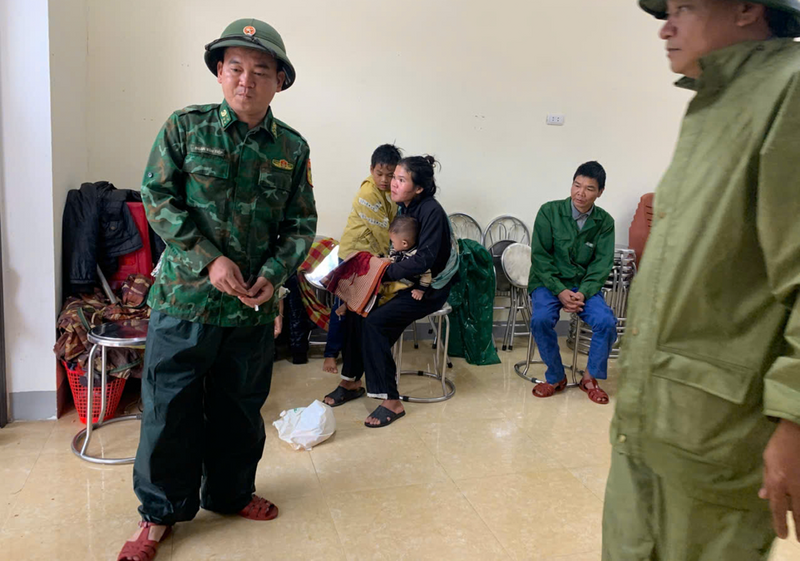 Trung tá Nguyễn Hà Giang - Đồn trưởng Đồn Biên phòng Bản Giàng cho biết, hiện trên địa bàn có mưa nhưng chưa bị cô lập. Công tác đảm bảo an toàn cho người dân khi bão đổ bộ được triển khai kỹ lưỡng. Đảm bảo đầy đủ nhu yếu phẩm, thuốc men, nước uống cho bà con dân tộc khi tránh trú bão. Ảnh: Đoàn Tiệp