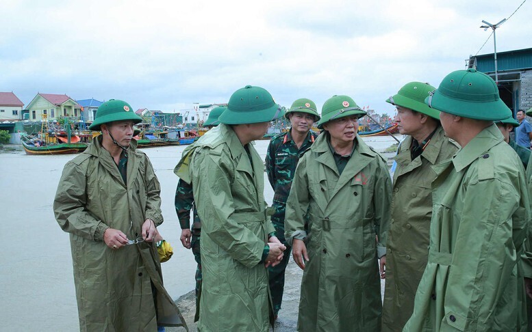 Phó Thủ tướng Trần Hồng Hà kiểm tra công tác ứng phó bão số 10 tại cảng cá Chiến Thắng, xã Ngọc Bích, Nghệ An - Ảnh: VGP/Minh Khôi