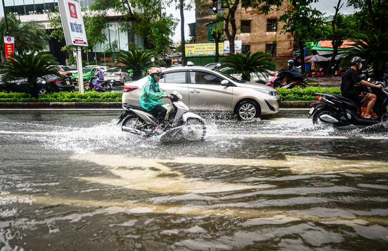 Các cơ quan chức năng, lực lượng công an, dân phòng đã có mặt tại những điểm ngập sâu để điều tiết giao thông, hỗ trợ người dân gặp khó khăn.