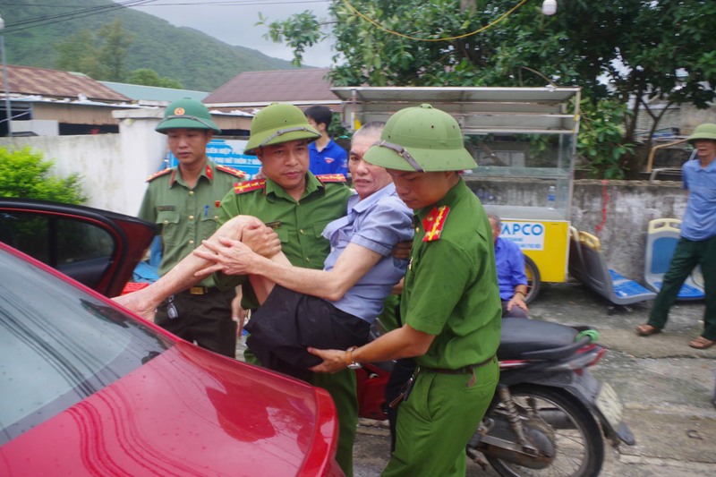 Theo đó, lực lượng quân sự, Biên phòng điều động 2.000 quân và 7.000 dân quân tự vệ; Công an tỉnh Hà Tĩnh đã điều động 2.100 cán bộ, chiến sĩ. Tỉnh đoàn Hà Tĩnh đã điều động 4.500 lực lượng thanh niên tại chỗ hỗ trợ gia cố đê điều, sơ tán dân, cắt tỉa cành cây, chằng chống trường học, công trình xây dựng, thu hoạch sản phẩm nông nghiệp. Các phường, xã đã ứng trực 100% quân số để ứng phó với bão số 10. Ảnh: Công an Hà Tĩnh