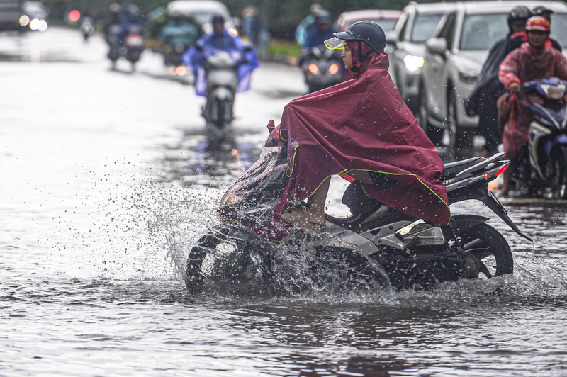 Thậm chí nhiều xe máy bị ngập nửa thân xe gây chết máy, người dân phải đẩy bộ.